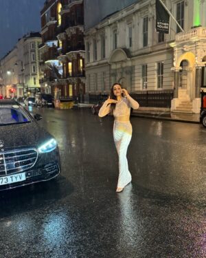 Shefali Bagga Instagram - Aise na dekho..dont look into my eyes ,aur zyada pyar ho jaega … 
Wearing @a.la.modebyakanksha 
#jaanam #london #badnewz