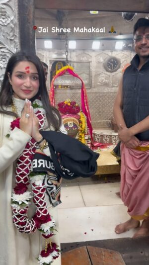 Shefali Bagga Instagram - Bolo har har mahadev 🙌🙏 
#ujjain #mahakal #harharmahadev

Wearing @a.la.modebyakanksha 
#mahakaal #omnamahshivaya #shefalibagga