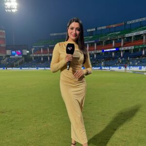 Shefali Bagga Instagram - How’s everyone? Tellme whats common in all pic? 
Wadrobe @a.la.modebyakanksha 
#shefalibagga #anchor #sports #cricket #host #dpl #ipl #t20 #delhi #presenter