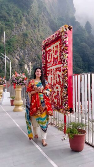 Shefali Bagga Instagram - Saare bolo jai mata di🙏 Blessed that I got a chance to visit Vaishno Devi during Navratri . Thankyou Mata Rani 🙏 Karlo ap bhi darshan #happynavratri #jaimatadi #navratri #reels #shefalibagga #vaishnodevi
