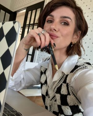 Shenae Grimes-Beech Instagram - January thus far 📸

1 - currently never not writing/recording for my newsletter because I’ve actually found a safe space to be my most authentic, ridiculous self & my soul’s needed this creative chicken soup and real connection with a community 🖤
2 - buried in my babies, my favorite way to end the day
3 - dunnn, dunnn, du-du-duuu-dunnn, ba ba ba baaaaa
4 - tooth fairy’s first visit to our house is coming soon!!
5 - Team 2H forever (also coming soon)
6 - our road dog
7 - my funny Frankenstein
8 - “simply do for one person what you wish you could do for all”
9 - always trying to laugh our way through all the highs and lows together
10 - discovering my fave beret pairs oddly well with a rugby shirt because playing dress up has never not brought me joy

There’s been one silver lining threaded through this rocky as hell start of 2025: I haven’t felt this aware of the presence and love of community in a long time and for that, I’m grateful. Leaning into appreciating the richness in life that comes from the simplest moments with the people you love, from the compassion of strangers and in passions that light your fire.