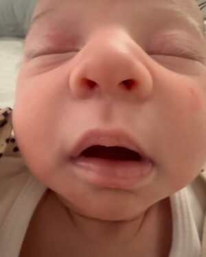 Sheryl Rubio Instagram - La vida con Remi 💗: 
1. Con tu outfit bellísimo de @ohnana.usa que no me dejaste tomarte fotos jaja 
2. Tummy time en el pecho de tu mami 
3. Dormidita con papá 
4. Tu mamá multitasking 
5. Llevándote a caminar en estos climas de 1 grado en NY, con tu outfit de Michelin 
6. Comiéndote a besos porque no me puedo resistir 
7.  Fingiendo que te dormiste después del tetero porque apenas te ponga en esa cuna me va a ver así 😯