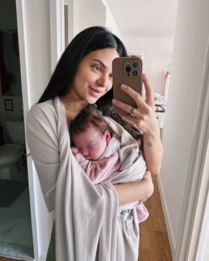 Sheryl Rubio Instagram - La vida con Remi 💗: 
1. Con tu outfit bellísimo de @ohnana.usa que no me dejaste tomarte fotos jaja 
2. Tummy time en el pecho de tu mami 
3. Dormidita con papá 
4. Tu mamá multitasking 
5. Llevándote a caminar en estos climas de 1 grado en NY, con tu outfit de Michelin 
6. Comiéndote a besos porque no me puedo resistir 
7.  Fingiendo que te dormiste después del tetero porque apenas te ponga en esa cuna me va a ver así 😯