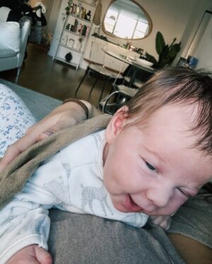 Sheryl Rubio Instagram - La vida con Remi 💗: 
1. Con tu outfit bellísimo de @ohnana.usa que no me dejaste tomarte fotos jaja 
2. Tummy time en el pecho de tu mami 
3. Dormidita con papá 
4. Tu mamá multitasking 
5. Llevándote a caminar en estos climas de 1 grado en NY, con tu outfit de Michelin 
6. Comiéndote a besos porque no me puedo resistir 
7.  Fingiendo que te dormiste después del tetero porque apenas te ponga en esa cuna me va a ver así 😯