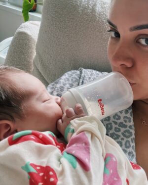 Sheryl Rubio Instagram - La vida con Remi 💗: 
1. Con tu outfit bellísimo de @ohnana.usa que no me dejaste tomarte fotos jaja 
2. Tummy time en el pecho de tu mami 
3. Dormidita con papá 
4. Tu mamá multitasking 
5. Llevándote a caminar en estos climas de 1 grado en NY, con tu outfit de Michelin 
6. Comiéndote a besos porque no me puedo resistir 
7.  Fingiendo que te dormiste después del tetero porque apenas te ponga en esa cuna me va a ver así 😯