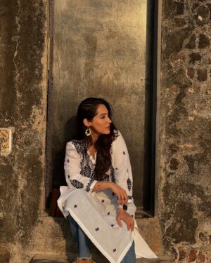 Shibani Bedi Instagram - This beach inevitably helps finds me spots that make my day, sometimes!
Kurta by @chikankarihues 
📸 by @humourless_harsh 
Bubbles by @big.leafy.giant 
.
.
#bombay #beach #ootd #shibanibedi
