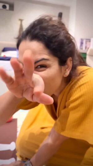 Shikha Singh Instagram - When the little one becomes so big that she starts acknowledging feelings and start asking big questions and even record them ! 

This is a priceless video for me ❤️

My bachcha @alaynasinghshah mumma is so proud of you 😘

#grateful #blessed #thankyou #instagood #insta #reels #love #instagram #reelitfeelit #reel #video #emotions #feelings #feelitreelit #kids #makingmemories #memories #loveyou