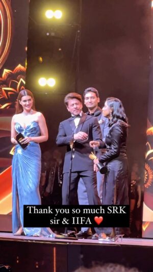 Shilpa Rao Instagram - What a night … thank you @iamsrk for thinking me for #Chaleya and making this night super special 🤗❤️.
Thank you @iifa ❤️.

@anirudhofficial @kumaarofficial @atlee47 #BhushanKumar Ji for #Chaleya. Miss you badly @arijitsingh 🤗❤️.

Thank you everyone for the love … grateful and humbled 🙏.

Outfit by @harsh_vardhan_jalan 
HMU by @makeupartistnamrata 

#shilparao #srk
