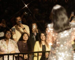Shilpa Rao Instagram - #Bengaluru thank you for such a memorable night. We all became one voice last night, so grateful and humbled by the presence of each one of you ❤️❤️.

@buttonchutney @chandanraina @sharmasajal @johnston_dsouza @rohitprasannaflute @soothermusic @sarthak.pahwa @anil.chawla.keys @mahavir9663 @shelarsandeep20 @vishhesshh @eshaantoshniwal_ @collectiveartistsdiaries @vjkaycee @rishabhwala @hyperloop_sfx thank you for everything 🤗🤗🤗. 

Photos by @rishabhwala 
HMU by @makeupartistnamrata

#shilparao #shilparaolive