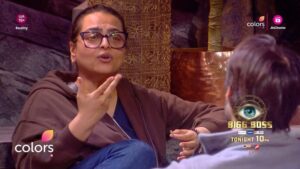 Shilpa Shirodkar Instagram - Vivian ne Shilpa aur uske rishtey par daali roshni. Kya iss kaaran toot jaayegi dono ki dosti? 🤔

Dekhiye #BiggBoss18, kal raat 10 baje, sirf #Colors aur @officialjiocinema par. 

@bellavita.official @vaselineindia @parle2020cookies @chingssecret  @harpic_india @gocheesein

#BiggBoss18 #BiggBoss #BB18 

@viviandsena @shilpashirodkar73