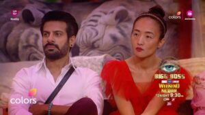Shilpa Shirodkar Instagram - Vivian aur Shilpa ne nahi chhodi koi kasar, dekhiye kya hota hai iss tu-tu main-main ka asar.

Dekhiye #BiggBoss18, Mon-Fri raat 10 baje aur Sat-Sun 9:30 baje, sirf #Colors aur @officialjiocinema par. 

@bellavita.official @vaselineindia @parle2020cookies @chingssecret  @harpic_india @gocheesein

#BiggBoss18 #BiggBoss #BB18

@beingsalmankhan 
@karanveermehra
@shilpashirodkar73
@chum_darang 
@viviandsena