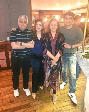 Shilpa Shirodkar Instagram - Had almost forgotten what weekends are like. Thanks Aps, for the loud reminder 🥂😘
.
#LongTime #WeekendWithFamily #ShilpaShirodkar