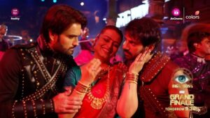 Shilpa Shirodkar Instagram - Phir ek baar aayegi rajmata Shilpa aur batayegi apni priority between Karan and Vivian. Grand Finale ki raat hogi dhamakedaar, jab hoga inka reunion. 😍

Dekhiye #BiggBoss18GrandFinale 19th January ravivaar raat 9.30 baje @colorstv aur #JioCinema par.

#BB18 #BiggBoss18onJioCinema #BiggBoss #KaunJeetegaBiggBoss18 @beingsalmankhan 

@karanveermehra @viviandsena @shilpashirodkar73