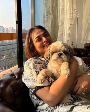 Shilpa Shirodkar Instagram - Pocket full of sunshine ☀️🐶.
.
Outfit- @gazalguptacouture
.
#Angel #Sunkissed #Sunshine #ShilpaShirodkar