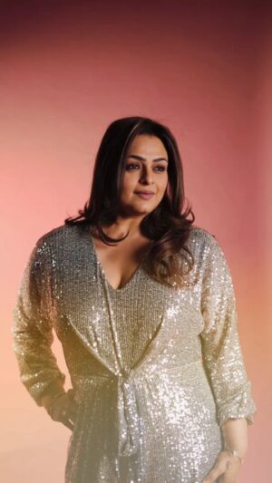 Shilpa Shirodkar Instagram - She carries her glow and shines on👑 
Here's #ShilpaShirodkar adding sparkle into our lives 🩷

Stylists: @alpareena @reenaphophalia
@alpathacker2023 @sejalthakkarmehta

MUA: @anisawant2011

Hairstylist: Nanda

@beingsalmankhan @officialjiocinema @colorstv @teamshilpashirodkar

#TeamShilpaShirodkar #fashion #beauty #IconicShilpaShirodkar #Powerful #strength #strong #inspiration #Task #Energetic #BBIconShilpa #Smiles #SupportShilpa #Positivity #IconicShilpa #ShilpaInBiggBoss18 #BiggBoss18onJioCinema #BiggBoss18 #BiggBoss18OnColors