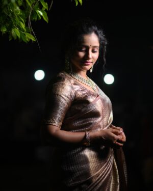 Shilpa Thakre Instagram - Desi वातावरण ✨🤍 
.
.
.
Style by :- @stylewithshivu 
Mua:- @dikshika_kakde 
Blouse work by : @arthathartist @priyankapalkar_official 
clicked by : @zaanphotography2525 
.
.
.
#shilpathakre #expressionqueen #wedding #saree  #love #bhaikishadi #indianweddings #sareelove #simple #grace #blessed #marriage