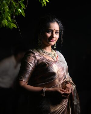 Shilpa Thakre Instagram - Desi वातावरण ✨🤍 
.
.
.
Style by :- @stylewithshivu 
Mua:- @dikshika_kakde 
Blouse work by : @arthathartist @priyankapalkar_official 
clicked by : @zaanphotography2525 
.
.
.
#shilpathakre #expressionqueen #wedding #saree  #love #bhaikishadi #indianweddings #sareelove #simple #grace #blessed #marriage