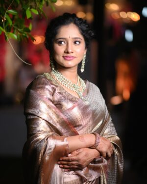 Shilpa Thakre Instagram - Desi वातावरण ✨🤍 
.
.
.
Style by :- @stylewithshivu 
Mua:- @dikshika_kakde 
Blouse work by : @arthathartist @priyankapalkar_official 
clicked by : @zaanphotography2525 
.
.
.
#shilpathakre #expressionqueen #wedding #saree  #love #bhaikishadi #indianweddings #sareelove #simple #grace #blessed #marriage