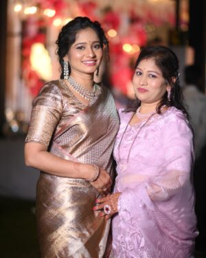 Shilpa Thakre Instagram - Family ✨❣️
.
.
.
@mr.anil_thakare @thakreleena9158 @miss.righthearted @nagorao.thakre.397 @swaransh_thakrepatil @gaamepratiksha ✨❣️
.
.
#shilpathakre #expression #expressionqueen #wedding #weddingdairies #bhaikishadi #brother #sister