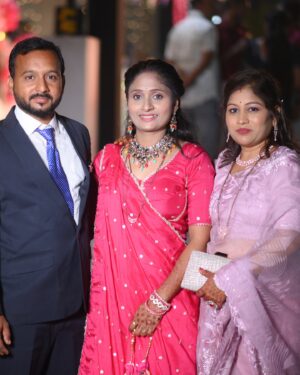 Shilpa Thakre Instagram - Family ✨❣️
.
.
.
@mr.anil_thakare @thakreleena9158 @miss.righthearted @nagorao.thakre.397 @swaransh_thakrepatil @gaamepratiksha ✨❣️
.
.
#shilpathakre #expression #expressionqueen #wedding #weddingdairies #bhaikishadi #brother #sister