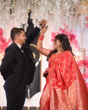 Shilpa Thakre Instagram - Family ✨❣️
.
.
.
@mr.anil_thakare @thakreleena9158 @miss.righthearted @nagorao.thakre.397 @swaransh_thakrepatil @gaamepratiksha ✨❣️
.
.
#shilpathakre #expression #expressionqueen #wedding #weddingdairies #bhaikishadi #brother #sister