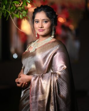 Shilpa Thakre Instagram - Desi वातावरण ✨🤍 
.
.
.
Style by :- @stylewithshivu 
Mua:- @dikshika_kakde 
Blouse work by : @arthathartist @priyankapalkar_official 
clicked by : @zaanphotography2525 
.
.
.
#shilpathakre #expressionqueen #wedding #saree  #love #bhaikishadi #indianweddings #sareelove #simple #grace #blessed #marriage