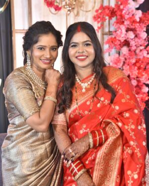 Shilpa Thakre Instagram - Family ✨❣️
.
.
.
@mr.anil_thakare @thakreleena9158 @miss.righthearted @nagorao.thakre.397 @swaransh_thakrepatil @gaamepratiksha ✨❣️
.
.
#shilpathakre #expression #expressionqueen #wedding #weddingdairies #bhaikishadi #brother #sister