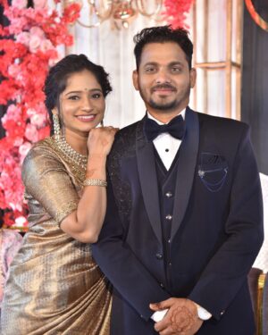 Shilpa Thakre Instagram - Family ✨❣️
.
.
.
@mr.anil_thakare @thakreleena9158 @miss.righthearted @nagorao.thakre.397 @swaransh_thakrepatil @gaamepratiksha ✨❣️
.
.
#shilpathakre #expression #expressionqueen #wedding #weddingdairies #bhaikishadi #brother #sister