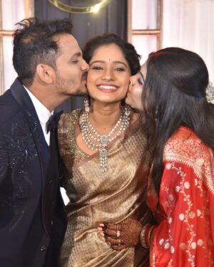 Shilpa Thakre Instagram - Family ✨❣️
.
.
.
@mr.anil_thakare @thakreleena9158 @miss.righthearted @nagorao.thakre.397 @swaransh_thakrepatil @gaamepratiksha ✨❣️
.
.
#shilpathakre #expression #expressionqueen #wedding #weddingdairies #bhaikishadi #brother #sister