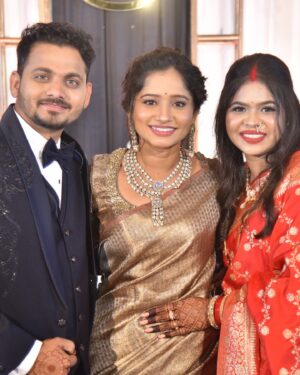 Shilpa Thakre Instagram - Family ✨❣️
.
.
.
@mr.anil_thakare @thakreleena9158 @miss.righthearted @nagorao.thakre.397 @swaransh_thakrepatil @gaamepratiksha ✨❣️
.
.
#shilpathakre #expression #expressionqueen #wedding #weddingdairies #bhaikishadi #brother #sister