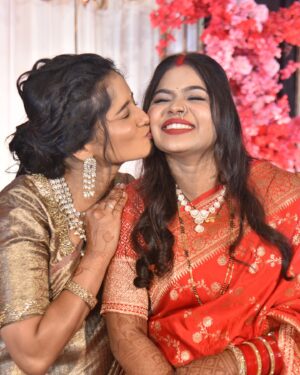 Shilpa Thakre Instagram - Family ✨❣️
.
.
.
@mr.anil_thakare @thakreleena9158 @miss.righthearted @nagorao.thakre.397 @swaransh_thakrepatil @gaamepratiksha ✨❣️
.
.
#shilpathakre #expression #expressionqueen #wedding #weddingdairies #bhaikishadi #brother #sister