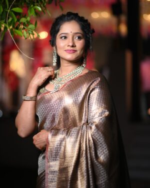 Shilpa Thakre Instagram - Desi वातावरण ✨🤍 
.
.
.
Style by :- @stylewithshivu 
Mua:- @dikshika_kakde 
Blouse work by : @arthathartist @priyankapalkar_official 
clicked by : @zaanphotography2525 
.
.
.
#shilpathakre #expressionqueen #wedding #saree  #love #bhaikishadi #indianweddings #sareelove #simple #grace #blessed #marriage