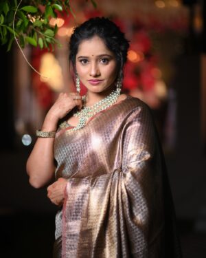 Shilpa Thakre Instagram - Desi वातावरण ✨🤍 
.
.
.
Style by :- @stylewithshivu 
Mua:- @dikshika_kakde 
Blouse work by : @arthathartist @priyankapalkar_official 
clicked by : @zaanphotography2525 
.
.
.
#shilpathakre #expressionqueen #wedding #saree  #love #bhaikishadi #indianweddings #sareelove #simple #grace #blessed #marriage