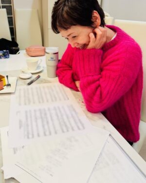 Shinobu Otake Instagram - 今月21日はビルボードライブ大阪で、2月4日はブルーノート東京でやるライブの曲決めと、キー合わせをやっていました。
ドラマチックな歌や、悲しい歌や、楽しい歌や…
決めるのが本当に難しいです。
とにかく練習しなくちゃ🎤

頑張るのだ❣️
痩せなくちゃいけないのにカステラ食べてしまったのだ😰
困ったのだ😅

#大竹しのぶ
#ビルボードライブ大阪
#ブルーノート東京