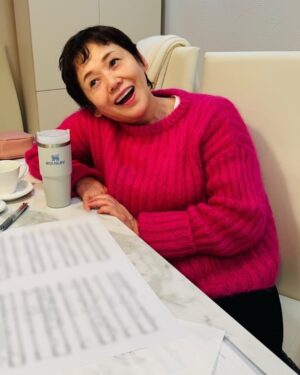 Shinobu Otake Instagram - 今月21日はビルボードライブ大阪で、2月4日はブルーノート東京でやるライブの曲決めと、キー合わせをやっていました。
ドラマチックな歌や、悲しい歌や、楽しい歌や…
決めるのが本当に難しいです。
とにかく練習しなくちゃ🎤

頑張るのだ❣️
痩せなくちゃいけないのにカステラ食べてしまったのだ😰
困ったのだ😅

#大竹しのぶ
#ビルボードライブ大阪
#ブルーノート東京