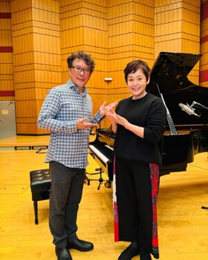 Shinobu Otake Instagram - 皆さんもう少しで2024年が終わります。
今日もNHKラジオの生放送「大竹しのぶのスピーカーズコーナー大みそかスペシャル」に沢山のメッセージをありがとうございました😊
全部読めなくてごめんなさい。

本当にみなさんのおかげで楽しい番組を作ることができました。
来年もよろしくお願いします。

写真は今日ピアノを弾いてくれた、舞台「太鼓たたいて笛ふいて」のピアニストの朴勝哲さんです。
そして、今日のラジオを聴いていた高田聖子ちゃんが、実家の法隆寺の写真を送ってくれました。

素敵な仲間と会えたこと、
素敵な芝居に出会えたこと、
そして皆様からの応援に感謝しながら年越しします。

本当にありがとうございました😊
どうぞ良いお年を。

#太鼓たたいて笛ふいて
#大竹しのぶのスピーカーズコーナー
#大竹しのぶ