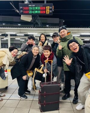 Shinobu Otake Instagram - 皆さんもう少しで2024年が終わります。
今日もNHKラジオの生放送「大竹しのぶのスピーカーズコーナー大みそかスペシャル」に沢山のメッセージをありがとうございました😊
全部読めなくてごめんなさい。

本当にみなさんのおかげで楽しい番組を作ることができました。
来年もよろしくお願いします。

写真は今日ピアノを弾いてくれた、舞台「太鼓たたいて笛ふいて」のピアニストの朴勝哲さんです。
そして、今日のラジオを聴いていた高田聖子ちゃんが、実家の法隆寺の写真を送ってくれました。

素敵な仲間と会えたこと、
素敵な芝居に出会えたこと、
そして皆様からの応援に感謝しながら年越しします。

本当にありがとうございました😊
どうぞ良いお年を。

#太鼓たたいて笛ふいて
#大竹しのぶのスピーカーズコーナー
#大竹しのぶ