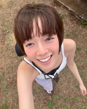 Shiori Sato Instagram - .
あけましておめでとうございます🎍✨
さっそく食べて食べて寝て食べて
太陽に向かって歩いたり夕陽に向かって走ったり
漫画みたいに手を広げながら空気を吸ったり
虹を発見してうみがめさんに出会って
ラッキーー！なんて思ったりしながら
のんびりと過ごすことができています☺️
しあわせだ！

今年も大好きなお仕事に夢中になって
食べること、旅に出ることで深呼吸をして
心が動くものに出会えたらみなさんにお伝えして
笑顔で繋がっていられたらいいなと願っています。
2025年が健やかで朗らかな一年になりますように！
本年もどうぞよろしくお願いいたします🐍