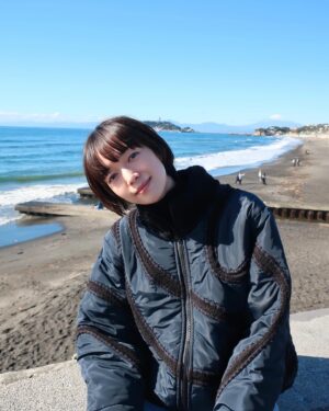 Shiori Sato Instagram - .
髪を、切りました☺︎
ショートなのかな、ひさびさに🦦
軽い軽い、ずっとスキップしてるかんじ
なんだかやっぱりこれがらしいのかな、
なんて思ったりしています☺️
最近お気に入りのコートは襟が高いものだったりするので
それにもちょうどいい〜✌︎

✂︎...@takeru_kawabata