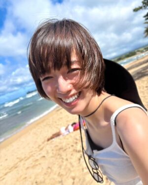 Shiori Sato Instagram - .
あけましておめでとうございます🎍✨
さっそく食べて食べて寝て食べて
太陽に向かって歩いたり夕陽に向かって走ったり
漫画みたいに手を広げながら空気を吸ったり
虹を発見してうみがめさんに出会って
ラッキーー！なんて思ったりしながら
のんびりと過ごすことができています☺️
しあわせだ！

今年も大好きなお仕事に夢中になって
食べること、旅に出ることで深呼吸をして
心が動くものに出会えたらみなさんにお伝えして
笑顔で繋がっていられたらいいなと願っています。
2025年が健やかで朗らかな一年になりますように！
本年もどうぞよろしくお願いいたします🐍