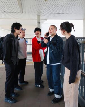 Shiori Sato Instagram - .
壁のF4と遭遇した時の🥰
ま、ま、まっぶしかった〜🫶✨
お寿司も美味しかった〜🍣
岡部さんは電話をしている時も
謙虚で優しくてまっすぐな方でした🙏

さとしおあちぇとぺぺより📻