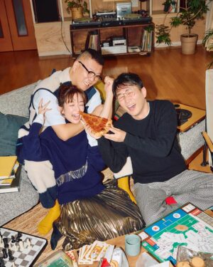 Shiori Sato Instagram - .
「BAILA」11月号
待ってました！みんな大好きシソンヌさんと一緒に
"最初で最後のどたばたラブストーリー(!?)着回し"
アザーカットです☕️
スタッフひとりひとりの名前を覚えてくれて
ひとつひとつの出来事と言葉に
ずっとつっこんでくれる長谷川さんと、
目の前にあるもの手にしたもの全てに命が灯るみたいに
(例えばソフトクリームやさくらんぼ🍒)
想像もできなかった世界へ連れて行ってくれるじろうさん。
おふたりともちょっとだけ照れくさそうに
それでも全力で演じてくれる姿が優しくて愛おしくて
なんだかこっちも緊張して汗をかいちゃうくらいに
ファンのひとりにちょこちょこ戻りながら
幸せな時間を過ごさせていただきました🤲
シソンヌさんとスタッフのみなさんのおかげで
こういうのが撮りたかった、挑戦してみたかった、
そんなわたしの夢がたくさん詰まった物語になりました✨

最終回だなんて、やっぱり本当は寂しいけれど
この1年間わたしのへんてこな妄想を
連載チームのみんなが丁寧に丁寧に汲み取ってくれて
ふふって笑ってもらいながら愛情たっぷりに形にしてくれて
芸人さんたちのおかげでいつも素晴らしい仕上がりで
毎号、出来上がるたびに神回だったね！と言い合える
なんて最高の企画だったんだろうと
これ以上の作品はできなかったなと
珍しくひとつの悔いもないので
自信を持ってお伝えすることができます！
可愛かった、お洋服似合ってた、こんな姿見てみたかったと
一緒に喜んでくれた読者の皆様からのあたたかいお言葉も
とってもとってもとーーっても嬉しかったです！
ね、みんな、とびきりにかっこよかったよね、ね☺️♡
よーーしっ
また、いつかどこかでお会いできたその日のために
これからもたくさんの妄想を膨らませておきます🥰💭
本当に、本当に、ありがとうございました！
今晩は...てんぷらかな♬