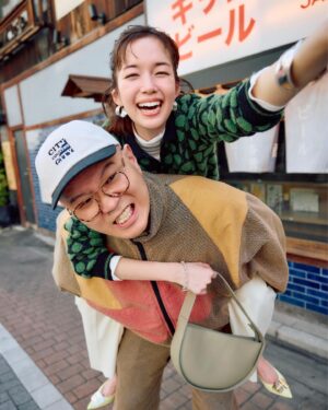 Shiori Sato Instagram - .
「BAILA」11月号
待ってました！みんな大好きシソンヌさんと一緒に
"最初で最後のどたばたラブストーリー(!?)着回し"
アザーカットです☕️
スタッフひとりひとりの名前を覚えてくれて
ひとつひとつの出来事と言葉に
ずっとつっこんでくれる長谷川さんと、
目の前にあるもの手にしたもの全てに命が灯るみたいに
(例えばソフトクリームやさくらんぼ🍒)
想像もできなかった世界へ連れて行ってくれるじろうさん。
おふたりともちょっとだけ照れくさそうに
それでも全力で演じてくれる姿が優しくて愛おしくて
なんだかこっちも緊張して汗をかいちゃうくらいに
ファンのひとりにちょこちょこ戻りながら
幸せな時間を過ごさせていただきました🤲
シソンヌさんとスタッフのみなさんのおかげで
こういうのが撮りたかった、挑戦してみたかった、
そんなわたしの夢がたくさん詰まった物語になりました✨

最終回だなんて、やっぱり本当は寂しいけれど
この1年間わたしのへんてこな妄想を
連載チームのみんなが丁寧に丁寧に汲み取ってくれて
ふふって笑ってもらいながら愛情たっぷりに形にしてくれて
芸人さんたちのおかげでいつも素晴らしい仕上がりで
毎号、出来上がるたびに神回だったね！と言い合える
なんて最高の企画だったんだろうと
これ以上の作品はできなかったなと
珍しくひとつの悔いもないので
自信を持ってお伝えすることができます！
可愛かった、お洋服似合ってた、こんな姿見てみたかったと
一緒に喜んでくれた読者の皆様からのあたたかいお言葉も
とってもとってもとーーっても嬉しかったです！
ね、みんな、とびきりにかっこよかったよね、ね☺️♡
よーーしっ
また、いつかどこかでお会いできたその日のために
これからもたくさんの妄想を膨らませておきます🥰💭
本当に、本当に、ありがとうございました！
今晩は...てんぷらかな♬