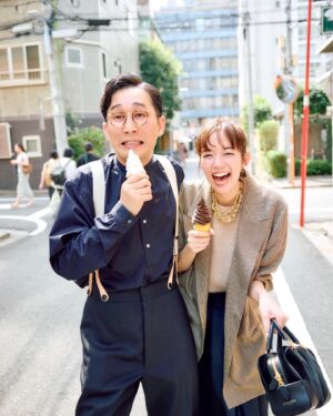 Shiori Sato Instagram - .
「BAILA」11月号
待ってました！みんな大好きシソンヌさんと一緒に
"最初で最後のどたばたラブストーリー(!?)着回し"
アザーカットです☕️
スタッフひとりひとりの名前を覚えてくれて
ひとつひとつの出来事と言葉に
ずっとつっこんでくれる長谷川さんと、
目の前にあるもの手にしたもの全てに命が灯るみたいに
(例えばソフトクリームやさくらんぼ🍒)
想像もできなかった世界へ連れて行ってくれるじろうさん。
おふたりともちょっとだけ照れくさそうに
それでも全力で演じてくれる姿が優しくて愛おしくて
なんだかこっちも緊張して汗をかいちゃうくらいに
ファンのひとりにちょこちょこ戻りながら
幸せな時間を過ごさせていただきました🤲
シソンヌさんとスタッフのみなさんのおかげで
こういうのが撮りたかった、挑戦してみたかった、
そんなわたしの夢がたくさん詰まった物語になりました✨

最終回だなんて、やっぱり本当は寂しいけれど
この1年間わたしのへんてこな妄想を
連載チームのみんなが丁寧に丁寧に汲み取ってくれて
ふふって笑ってもらいながら愛情たっぷりに形にしてくれて
芸人さんたちのおかげでいつも素晴らしい仕上がりで
毎号、出来上がるたびに神回だったね！と言い合える
なんて最高の企画だったんだろうと
これ以上の作品はできなかったなと
珍しくひとつの悔いもないので
自信を持ってお伝えすることができます！
可愛かった、お洋服似合ってた、こんな姿見てみたかったと
一緒に喜んでくれた読者の皆様からのあたたかいお言葉も
とってもとってもとーーっても嬉しかったです！
ね、みんな、とびきりにかっこよかったよね、ね☺️♡
よーーしっ
また、いつかどこかでお会いできたその日のために
これからもたくさんの妄想を膨らませておきます🥰💭
本当に、本当に、ありがとうございました！
今晩は...てんぷらかな♬