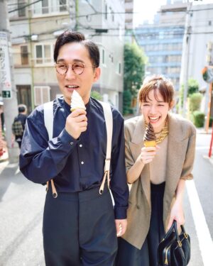 Shiori Sato Instagram - .
「BAILA」11月号
待ってました！みんな大好きシソンヌさんと一緒に
"最初で最後のどたばたラブストーリー(!?)着回し"
アザーカットです☕️
スタッフひとりひとりの名前を覚えてくれて
ひとつひとつの出来事と言葉に
ずっとつっこんでくれる長谷川さんと、
目の前にあるもの手にしたもの全てに命が灯るみたいに
(例えばソフトクリームやさくらんぼ🍒)
想像もできなかった世界へ連れて行ってくれるじろうさん。
おふたりともちょっとだけ照れくさそうに
それでも全力で演じてくれる姿が優しくて愛おしくて
なんだかこっちも緊張して汗をかいちゃうくらいに
ファンのひとりにちょこちょこ戻りながら
幸せな時間を過ごさせていただきました🤲
シソンヌさんとスタッフのみなさんのおかげで
こういうのが撮りたかった、挑戦してみたかった、
そんなわたしの夢がたくさん詰まった物語になりました✨

最終回だなんて、やっぱり本当は寂しいけれど
この1年間わたしのへんてこな妄想を
連載チームのみんなが丁寧に丁寧に汲み取ってくれて
ふふって笑ってもらいながら愛情たっぷりに形にしてくれて
芸人さんたちのおかげでいつも素晴らしい仕上がりで
毎号、出来上がるたびに神回だったね！と言い合える
なんて最高の企画だったんだろうと
これ以上の作品はできなかったなと
珍しくひとつの悔いもないので
自信を持ってお伝えすることができます！
可愛かった、お洋服似合ってた、こんな姿見てみたかったと
一緒に喜んでくれた読者の皆様からのあたたかいお言葉も
とってもとってもとーーっても嬉しかったです！
ね、みんな、とびきりにかっこよかったよね、ね☺️♡
よーーしっ
また、いつかどこかでお会いできたその日のために
これからもたくさんの妄想を膨らませておきます🥰💭
本当に、本当に、ありがとうございました！
今晩は...てんぷらかな♬