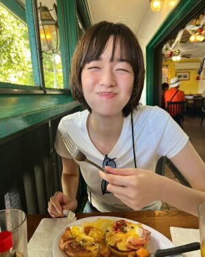 Shiori Sato Instagram - .
あけましておめでとうございます🎍✨
さっそく食べて食べて寝て食べて
太陽に向かって歩いたり夕陽に向かって走ったり
漫画みたいに手を広げながら空気を吸ったり
虹を発見してうみがめさんに出会って
ラッキーー！なんて思ったりしながら
のんびりと過ごすことができています☺️
しあわせだ！

今年も大好きなお仕事に夢中になって
食べること、旅に出ることで深呼吸をして
心が動くものに出会えたらみなさんにお伝えして
笑顔で繋がっていられたらいいなと願っています。
2025年が健やかで朗らかな一年になりますように！
本年もどうぞよろしくお願いいたします🐍