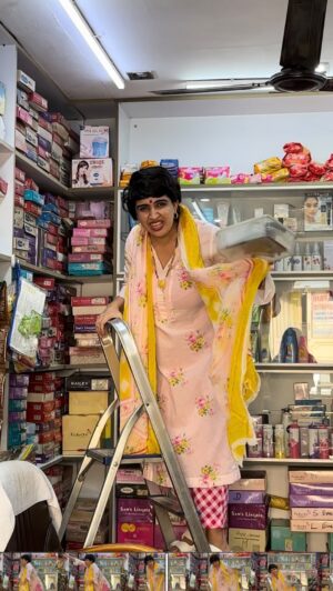 Shirin Sewani Instagram - Sundari cosmetics pe sab milta hai aur btaao koi sewa!
@lovebeautyandplanet_in yeh toh online milegaa . Maine bhi tareef suni hai
Rosemary & Onion Hairfall Serum – this combo is my secret to fuller & healthier hair!

#LoveBeautyAndPlanet #NoHairfall #HairCareRoutine #HairfallSolution #OnionOil #HairFall #fashion #beauty #makeup #reels #reelsinstagram #funnyvideos #shirinsewani

Beauty, fashion , makeup, reels , videos, funny, reels