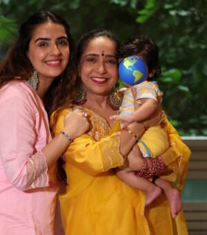 Shirin Sewani Instagram - Today while praying I could only think about my baby smiling ✨🧿❤️

#diwali #gratitude #family #love #happiness #newmommy #baby #lifelines