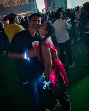 Shirin Sewani Instagram - Vibe teri meri mildi aa ❤️✨💃. I am still here.

Outfit @maa_ki_purani_saree 

#diljitdosanjh #music #instagram #fashion #vibe