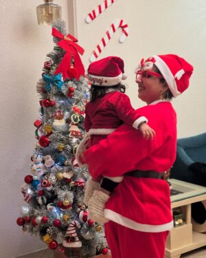 Shirin Sewani Instagram - This Christmas Santa Actually cane home !! 
✨🎄🥹💕✨🧿

#christmas #santa #newmom #baby #love #happiness